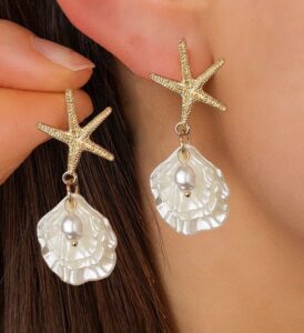 Bông tai ngọc trai đi biển thiết kế thanh lịch, kết hợp ngọc trai và họa tiết biển độc đáo, dễ phối với váy maxi, bikini và outfit mùa hè sang trọng.