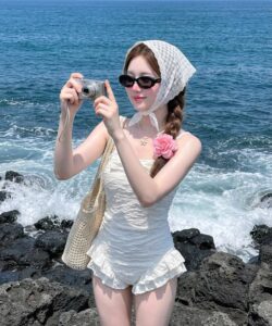 Khăn turban nữ đi biển là phụ kiện giúp outfit mùa hè trở nên nổi bật và thời trang hơn.